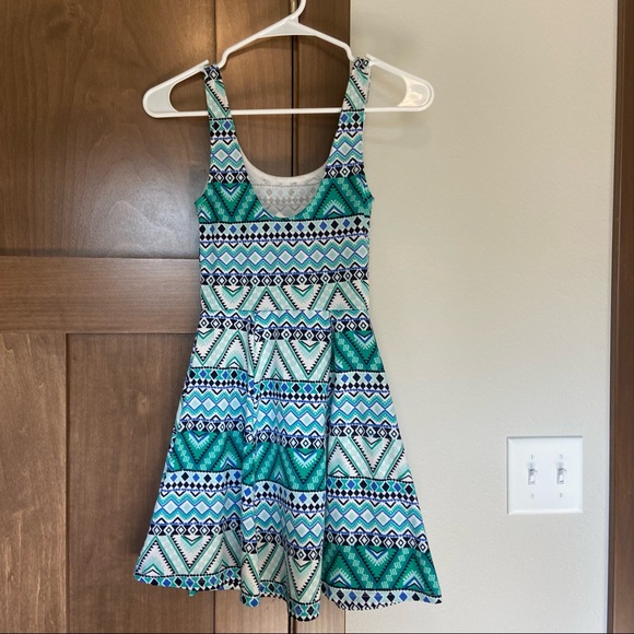 EUC Divided by H&M Geometric Print Fit Flare Sleeveless Mini Sundress Size 0 - Picture 2 of 4